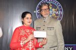 Sunmeet Kaur, Amitabh Bachchan wins 5 crores on the sets of Kaun Banega Crorepati in Mumbai on 5th Jan 2013 (58).JPG